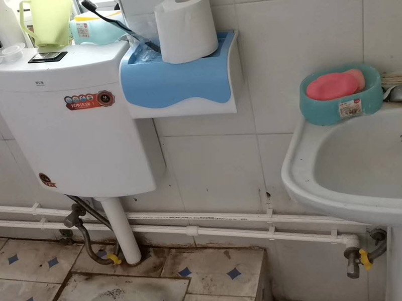 衛(wèi)生間水管更換：安裝PP-R管道最好找專業(yè)公司，不管你的裝修多么豪華高檔，如果你在這方面不舍得用錢就不劃算了。往往管道的暴裂或者堵塞，都會造成水管本身價格數(shù)十倍、數(shù)百倍甚至不可估量的后果。 選擇一種健康環(huán)保合資格的給水管材。目前大多住宅裝修的水管主要分為：UPVC管、PPR管、襯PVC鍍鋅鋼管、鋁塑管、銅管和不銹鋼管幾類。 安裝后一定要進行增壓測試。增壓測試一般是在1.5倍水壓的情況下進行,在測試中應(yīng)沒有漏水現(xiàn)象。 選擇給水管道的敷設(shè)方式。管道的敷設(shè)分為明裝和暗裝，但哪種安裝方式更適合室內(nèi)給水管道的敷設(shè)呢?明裝是管道在室內(nèi)沿墻、梁、柱、天花板下、地板旁外露敷設(shè)，其優(yōu)點是造價低、施工安裝和維護修理均方便。缺點是由于管道表面積灰、產(chǎn)生凝水等，影響環(huán)境衛(wèi)生。暗裝是管道在房內(nèi)的地面、吊頂下或在管井、管槽、管溝中隱蔽敷設(shè),暗裝的優(yōu)點是衛(wèi)生條件較好、美觀。缺點是工程投資費用高，施工和維修均不方便。由于它是隱蔽工程，如果選用的飲用水管或施工出現(xiàn)問題而導(dǎo)致漏水，那后果較為嚴(yán)重，全新裝修可能毀于一旦。 