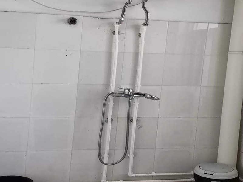 衛(wèi)生間水管更換：安裝PP-R管道最好找專業(yè)公司，不管你的裝修多么豪華高檔，如果你在這方面不舍得用錢就不劃算了。往往管道的暴裂或者堵塞，都會造成水管本身價格數(shù)十倍、數(shù)百倍甚至不可估量的后果。 選擇一種健康環(huán)保合資格的給水管材。目前大多住宅裝修的水管主要分為：UPVC管、PPR管、襯PVC鍍鋅鋼管、鋁塑管、銅管和不銹鋼管幾類。 安裝后一定要進行增壓測試。增壓測試一般是在1.5倍水壓的情況下進行,在測試中應(yīng)沒有漏水現(xiàn)象。 選擇給水管道的敷設(shè)方式。管道的敷設(shè)分為明裝和暗裝，但哪種安裝方式更適合室內(nèi)給水管道的敷設(shè)呢?明裝是管道在室內(nèi)沿墻、梁、柱、天花板下、地板旁外露敷設(shè)，其優(yōu)點是造價低、施工安裝和維護修理均方便。缺點是由于管道表面積灰、產(chǎn)生凝水等，影響環(huán)境衛(wèi)生。暗裝是管道在房內(nèi)的地面、吊頂下或在管井、管槽、管溝中隱蔽敷設(shè),暗裝的優(yōu)點是衛(wèi)生條件較好、美觀。缺點是工程投資費用高，施工和維修均不方便。由于它是隱蔽工程，如果選用的飲用水管或施工出現(xiàn)問題而導(dǎo)致漏水，那后果較為嚴(yán)重，全新裝修可能毀于一旦。 