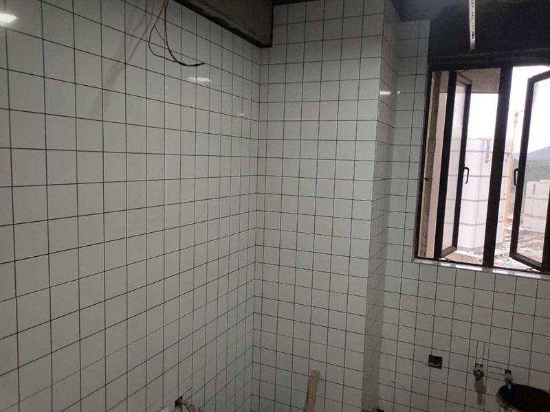 衛(wèi)生間貼磚：施工工藝流程; 基層處理--抹底子灰--彈線排磚--侵磚--鑲貼--擦縫--交工驗收 首先進行地面清掃，不打掃干凈會翹邊、空鼓的;放水平線然后分塊;地面要濕潤進行灑水;采用兩種砂漿，打砂漿的基層，一般要進行干鋪;地磚是不是出現(xiàn)了空鼓是很重要的;還要在磚底涂抹上漿;鋪貼的時候要用橡皮錘敲擊，做拉縫、表面清理，對瓷磚進行勾縫處理即可。最重要的是保護好成品，以防造成污染和損傷。