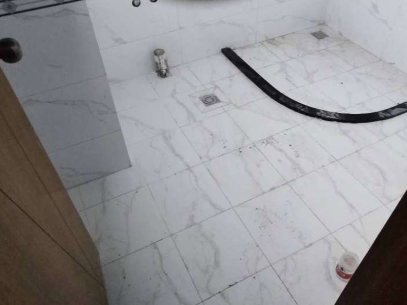 衛(wèi)生間貼磚：施工工藝流程; 基層處理--抹底子灰--彈線排磚--侵磚--鑲貼--擦縫--交工驗收 首先進行地面清掃，不打掃干凈會翹邊、空鼓的;放水平線然后分塊;地面要濕潤進行灑水;采用兩種砂漿，打砂漿的基層，一般要進行干鋪;地磚是不是出現(xiàn)了空鼓是很重要的;還要在磚底涂抹上漿;鋪貼的時候要用橡皮錘敲擊，做拉縫、表面清理，對瓷磚進行勾縫處理即可。最重要的是保護好成品，以防造成污染和損傷。