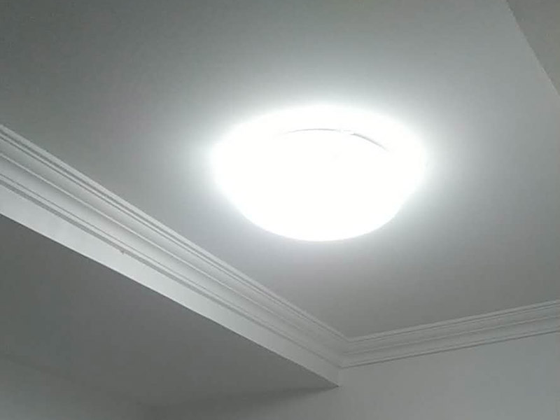 吸頂燈安裝維修：1、拆開吸頂燈包裝，將底座上自帶的線頭去掉;2、把燈管取出來以防在安裝過程中不慎掉落(吸頂燈一般自帶燈源);3、燈管拆下來之后，將吸頂燈底座放在天花板上，畫出燈孔的位置;4、標(biāo)記好孔的位置之后，在天花板上鉆孔，鉆孔的實(shí)際大小需要參照吸頂燈上燈孔的大小來確定;5、鉆好孔之后打入膠體，用以固定螺絲釘;6、把底座裝上去，轉(zhuǎn)個(gè)角度，帶緊螺絲7、斷開室內(nèi)電源，接線，然后把燈管裝回8、仔細(xì)檢查燈具安裝及線路連接是否正確規(guī)范，接線是否牢固;9、通電測(cè)試燈具是否可以正常通電，確認(rèn)燈具運(yùn)行狀況，10、蓋好燈罩、完工