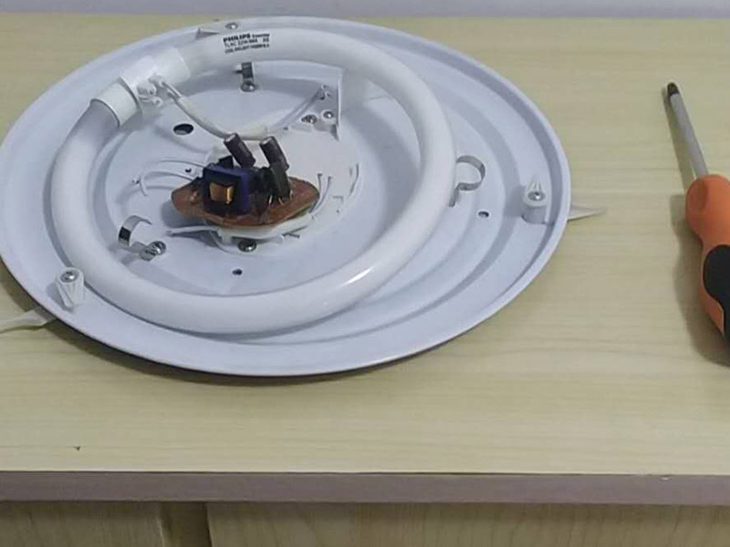 吸頂燈安裝維修：1、拆開吸頂燈包裝，將底座上自帶的線頭去掉;2、把燈管取出來以防在安裝過程中不慎掉落(吸頂燈一般自帶燈源);3、燈管拆下來之后，將吸頂燈底座放在天花板上，畫出燈孔的位置;4、標(biāo)記好孔的位置之后，在天花板上鉆孔，鉆孔的實(shí)際大小需要參照吸頂燈上燈孔的大小來確定;5、鉆好孔之后打入膠體，用以固定螺絲釘;6、把底座裝上去，轉(zhuǎn)個(gè)角度，帶緊螺絲7、斷開室內(nèi)電源，接線，然后把燈管裝回8、仔細(xì)檢查燈具安裝及線路連接是否正確規(guī)范，接線是否牢固;9、通電測(cè)試燈具是否可以正常通電，確認(rèn)燈具運(yùn)行狀況，10、蓋好燈罩、完工