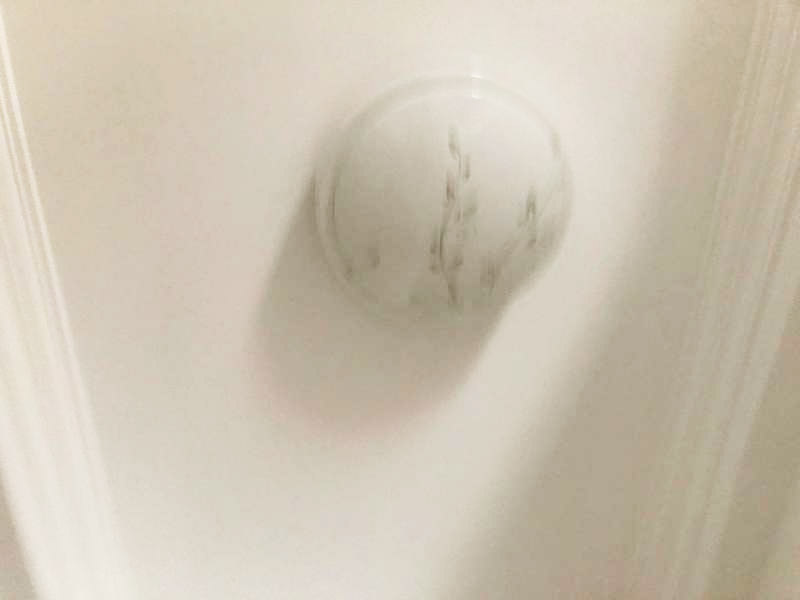 吸頂燈安裝維修：1、拆開吸頂燈包裝，將底座上自帶的線頭去掉;2、把燈管取出來以防在安裝過程中不慎掉落(吸頂燈一般自帶燈源);3、燈管拆下來之后，將吸頂燈底座放在天花板上，畫出燈孔的位置;4、標(biāo)記好孔的位置之后，在天花板上鉆孔，鉆孔的實(shí)際大小需要參照吸頂燈上燈孔的大小來確定;5、鉆好孔之后打入膠體，用以固定螺絲釘;6、把底座裝上去，轉(zhuǎn)個(gè)角度，帶緊螺絲7、斷開室內(nèi)電源，接線，然后把燈管裝回8、仔細(xì)檢查燈具安裝及線路連接是否正確規(guī)范，接線是否牢固;9、通電測(cè)試燈具是否可以正常通電，確認(rèn)燈具運(yùn)行狀況，10、蓋好燈罩、完工