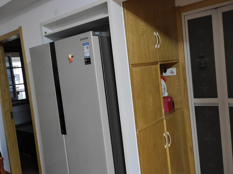 冰箱入墻施工：嵌入式冰箱，不僅僅是一種放置冰箱的方式&mdash;&mdash;將一般的冰箱嵌進(jìn)墻內(nèi)。它是一種可以放進(jìn)三面密封空間的冰箱，也就是說，不是隨便在市場(chǎng)上買一個(gè)冰箱回來嵌入墻內(nèi)就算嵌入式冰箱。 而且，嵌入式冰箱一般來說不會(huì)嵌入實(shí)墻之內(nèi)，避免影響其背面的散熱功能正常運(yùn)作。它一般是嵌入櫥柜之中，而且要求放冰箱的位置不能安裝后面板。同時(shí)，由于要符合冰箱散熱的要求，嵌入的櫥柜必須為冰箱預(yù)留頂部與腳部的散熱空間。 可見，嵌入式冰箱并非不需要預(yù)留散熱空間，只是預(yù)留的位置與普通冰箱不同而已。