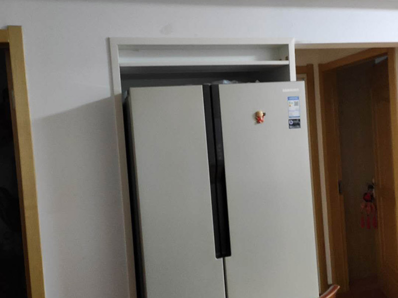 冰箱入墻施工：嵌入式冰箱，不僅僅是一種放置冰箱的方式&mdash;&mdash;將一般的冰箱嵌進(jìn)墻內(nèi)。它是一種可以放進(jìn)三面密封空間的冰箱，也就是說，不是隨便在市場(chǎng)上買一個(gè)冰箱回來嵌入墻內(nèi)就算嵌入式冰箱。 而且，嵌入式冰箱一般來說不會(huì)嵌入實(shí)墻之內(nèi)，避免影響其背面的散熱功能正常運(yùn)作。它一般是嵌入櫥柜之中，而且要求放冰箱的位置不能安裝后面板。同時(shí)，由于要符合冰箱散熱的要求，嵌入的櫥柜必須為冰箱預(yù)留頂部與腳部的散熱空間。 可見，嵌入式冰箱并非不需要預(yù)留散熱空間，只是預(yù)留的位置與普通冰箱不同而已。