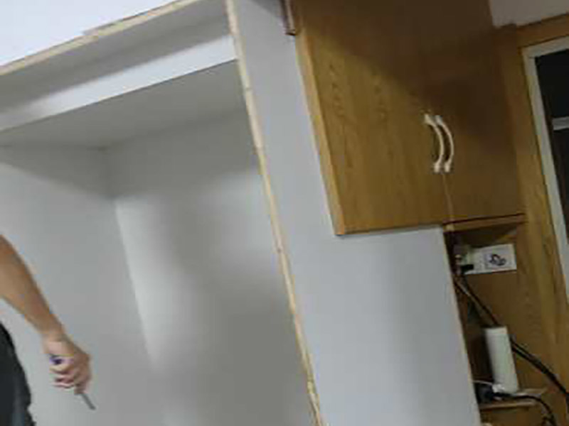 冰箱入墻施工：嵌入式冰箱，不僅僅是一種放置冰箱的方式&mdash;&mdash;將一般的冰箱嵌進(jìn)墻內(nèi)。它是一種可以放進(jìn)三面密封空間的冰箱，也就是說，不是隨便在市場(chǎng)上買一個(gè)冰箱回來嵌入墻內(nèi)就算嵌入式冰箱。 而且，嵌入式冰箱一般來說不會(huì)嵌入實(shí)墻之內(nèi)，避免影響其背面的散熱功能正常運(yùn)作。它一般是嵌入櫥柜之中，而且要求放冰箱的位置不能安裝后面板。同時(shí)，由于要符合冰箱散熱的要求，嵌入的櫥柜必須為冰箱預(yù)留頂部與腳部的散熱空間。 可見，嵌入式冰箱并非不需要預(yù)留散熱空間，只是預(yù)留的位置與普通冰箱不同而已。