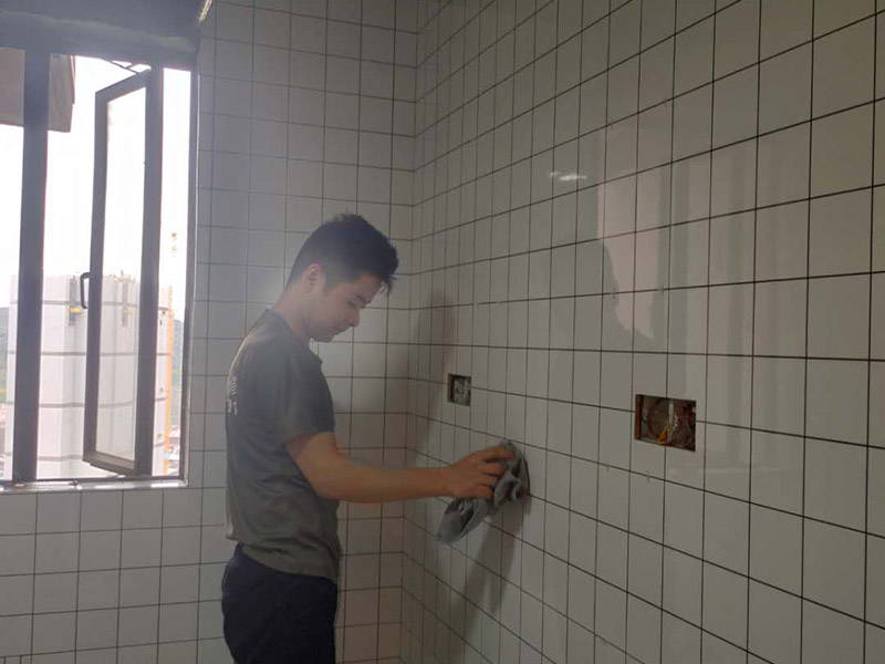 廚房小方磚鋪貼：鋪貼前，先將所鋪平面表面的塵土、雜物等徹底清掃干凈，平面不能有空鼓、開(kāi)裂和起砂等現(xiàn)象，如果存在這些現(xiàn)象，要先進(jìn)行修復(fù)處理，在鋪設(shè)瓷磚。鋪設(shè)墻磚施工前，要先在墻體四周彈出標(biāo)高控制線。鋪設(shè)地磚施工前，要先在地面彈出十字線，從而控制地磚分隔尺寸。瓷磚的鋪貼，要選用1:3干硬性水泥砂漿，砂漿的厚度要在25mm左右。把瓷磚按照要求放在水泥砂漿上，用橡皮錘輕輕敲擊瓷磚的表面，直至瓷磚鋪貼平整。鋪貼完瓷磚后，要進(jìn)行勾縫處理，先清理干凈瓷磚縫隙里的雜質(zhì)，再用專(zhuān)用填縫劑進(jìn)行勾縫處理。鋪貼瓷磚的過(guò)程中，可以一邊鋪貼，一邊進(jìn)行簡(jiǎn)單的清理。在鋪貼完24小時(shí)后，再用棉布等對(duì)瓷磚的表面再進(jìn)行一次清理。