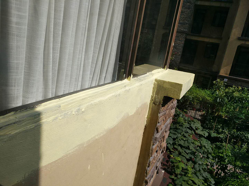 窗戶外墻防水：首先在對防水墻處理的時候一定要對墻體進行檢查，看一看墻體有什么裂縫，或者不均勻的地方，這些地方需要處理過后才能對墻體進行防水處理。嚴禁在墻面上留下空，裂縫，凹凸不平等問題，而且在外部進入室內的管子穿過墻體的也要做好密封性。這樣的墻才能做防水處理，不然的話效果會大打折扣。 ⑴砂漿應嚴格按配比進行，嚴格計量，控制水灰比，嚴禁施工過程中隨意摻水； ⑵對抹灰砂漿應分層抹灰，尤其是高層建筑，局部外墻抹灰較厚，這就需要進行分層批灰，每層抹灰厚度不應超過2㎝，如厚度過大，在分層處應設鋼絲網(wǎng)； ⑶批灰砂漿可用聚合物防水砂漿； ⑷外墻抹灰腳手架拉接筋等，應切割后，喇叭口抹實壓平，定漿后，可用鐵抹子切成反搓，然后再刷一道素水泥漿。