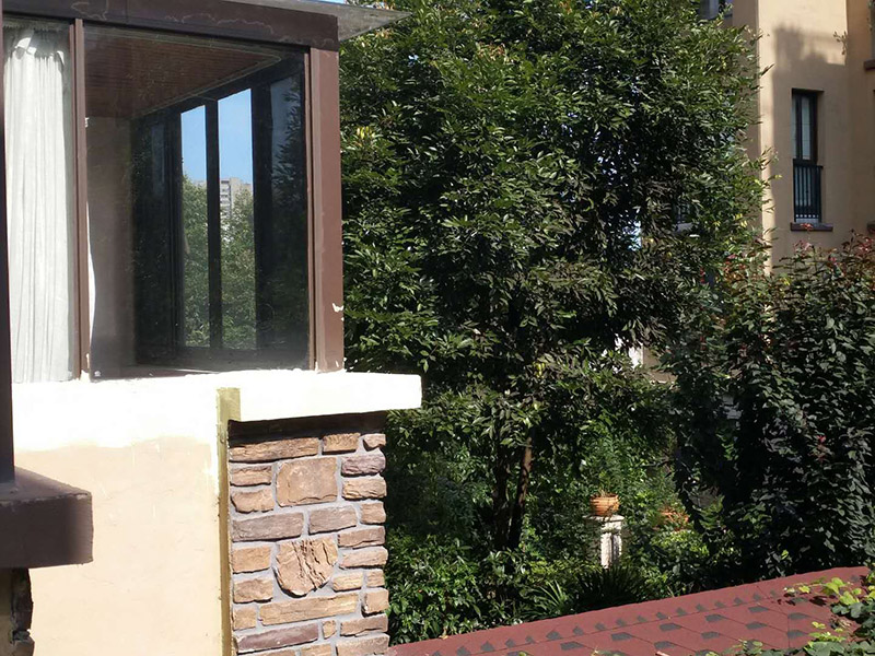 窗戶外墻防水：首先在對防水墻處理的時候一定要對墻體進行檢查，看一看墻體有什么裂縫，或者不均勻的地方，這些地方需要處理過后才能對墻體進行防水處理。嚴禁在墻面上留下空，裂縫，凹凸不平等問題，而且在外部進入室內的管子穿過墻體的也要做好密封性。這樣的墻才能做防水處理，不然的話效果會大打折扣。 ⑴砂漿應嚴格按配比進行，嚴格計量，控制水灰比，嚴禁施工過程中隨意摻水； ⑵對抹灰砂漿應分層抹灰，尤其是高層建筑，局部外墻抹灰較厚，這就需要進行分層批灰，每層抹灰厚度不應超過2㎝，如厚度過大，在分層處應設鋼絲網(wǎng)； ⑶批灰砂漿可用聚合物防水砂漿； ⑷外墻抹灰腳手架拉接筋等，應切割后，喇叭口抹實壓平，定漿后，可用鐵抹子切成反搓，然后再刷一道素水泥漿。