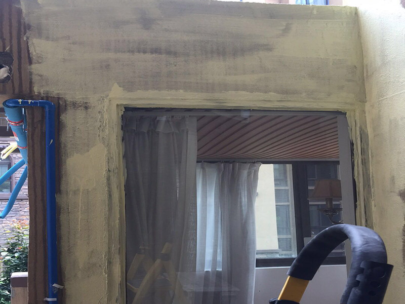 窗戶外墻防水：首先在對防水墻處理的時候一定要對墻體進行檢查，看一看墻體有什么裂縫，或者不均勻的地方，這些地方需要處理過后才能對墻體進行防水處理。嚴禁在墻面上留下空，裂縫，凹凸不平等問題，而且在外部進入室內的管子穿過墻體的也要做好密封性。這樣的墻才能做防水處理，不然的話效果會大打折扣。 ⑴砂漿應嚴格按配比進行，嚴格計量，控制水灰比，嚴禁施工過程中隨意摻水； ⑵對抹灰砂漿應分層抹灰，尤其是高層建筑，局部外墻抹灰較厚，這就需要進行分層批灰，每層抹灰厚度不應超過2㎝，如厚度過大，在分層處應設鋼絲網(wǎng)； ⑶批灰砂漿可用聚合物防水砂漿； ⑷外墻抹灰腳手架拉接筋等，應切割后，喇叭口抹實壓平，定漿后，可用鐵抹子切成反搓，然后再刷一道素水泥漿。