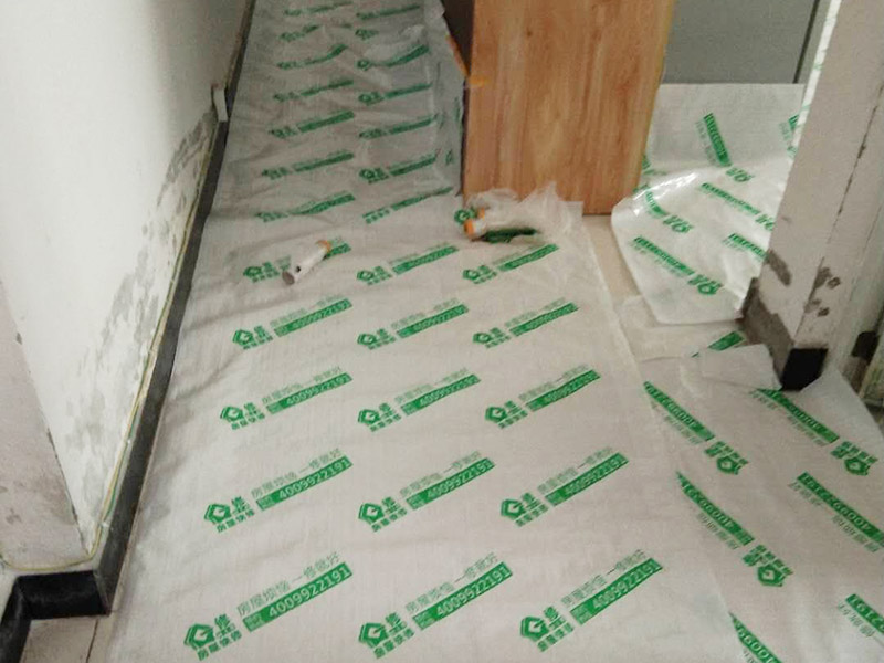 地面家具成品保護(hù)：1、墻地面瓷磚，在鋪貼未干固的情況下，不要急于勾縫，以免人為地造成瓷磚松動(dòng)、高低不平，影響施工效果。 　　2、地面瓷磚干固前，不要在上面走動(dòng)、堆放雜物，以免造成瓷磚松動(dòng)、高低不平。 　　3、地面瓷磚鋪貼完后，最好使用成品保護(hù)膜覆蓋磚面，既可以防止裝修時(shí)的沙子磨傷地面，同時(shí)也能有效地防止油漆涂料等有色液體滴落磚面，造成地面污染。 　　4、做好浴缸、面盆的保護(hù) 　　衛(wèi)生間浴缸、面盆的安裝一般都在早期進(jìn)行，在后期施工中，這些設(shè)施難免會(huì)被大量粉塵、小水泥渣等異物污染。