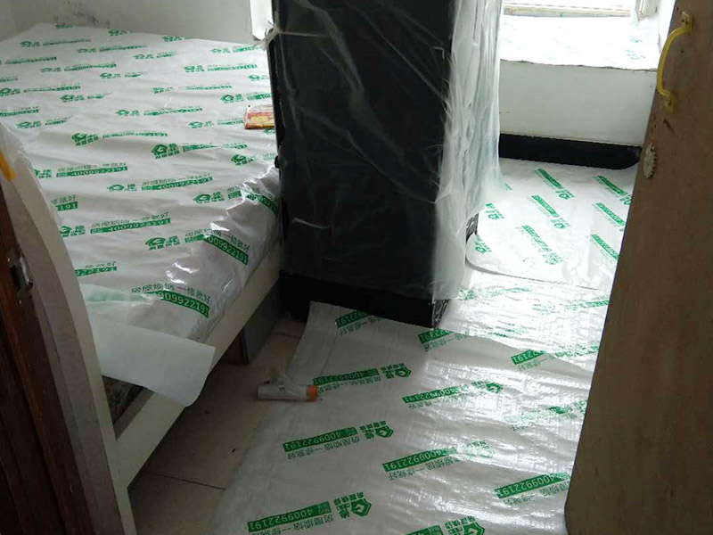 地面家具成品保護(hù)：1、墻地面瓷磚，在鋪貼未干固的情況下，不要急于勾縫，以免人為地造成瓷磚松動(dòng)、高低不平，影響施工效果。 　　2、地面瓷磚干固前，不要在上面走動(dòng)、堆放雜物，以免造成瓷磚松動(dòng)、高低不平。 　　3、地面瓷磚鋪貼完后，最好使用成品保護(hù)膜覆蓋磚面，既可以防止裝修時(shí)的沙子磨傷地面，同時(shí)也能有效地防止油漆涂料等有色液體滴落磚面，造成地面污染。 　　4、做好浴缸、面盆的保護(hù) 　　衛(wèi)生間浴缸、面盆的安裝一般都在早期進(jìn)行，在后期施工中，這些設(shè)施難免會(huì)被大量粉塵、小水泥渣等異物污染。