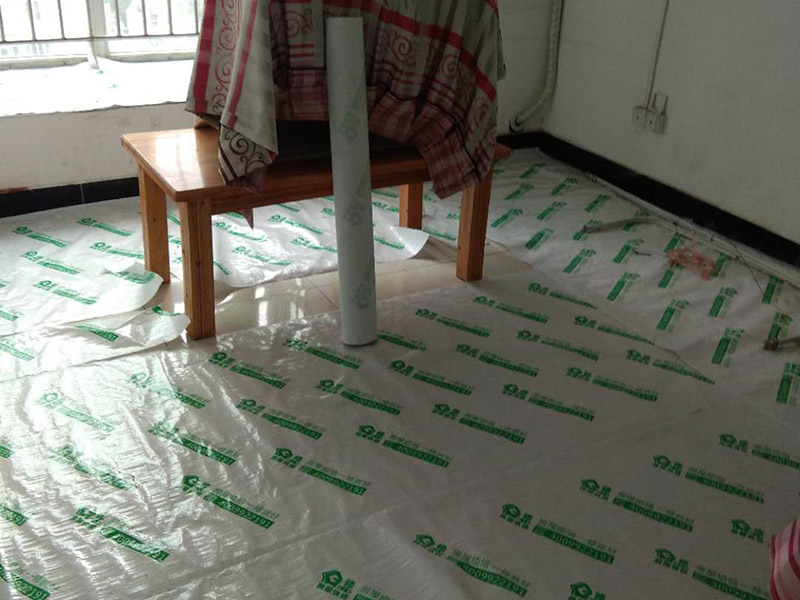 地面家具成品保護(hù)：1、墻地面瓷磚，在鋪貼未干固的情況下，不要急于勾縫，以免人為地造成瓷磚松動(dòng)、高低不平，影響施工效果。 　　2、地面瓷磚干固前，不要在上面走動(dòng)、堆放雜物，以免造成瓷磚松動(dòng)、高低不平。 　　3、地面瓷磚鋪貼完后，最好使用成品保護(hù)膜覆蓋磚面，既可以防止裝修時(shí)的沙子磨傷地面，同時(shí)也能有效地防止油漆涂料等有色液體滴落磚面，造成地面污染。 　　4、做好浴缸、面盆的保護(hù) 　　衛(wèi)生間浴缸、面盆的安裝一般都在早期進(jìn)行，在后期施工中，這些設(shè)施難免會(huì)被大量粉塵、小水泥渣等異物污染。