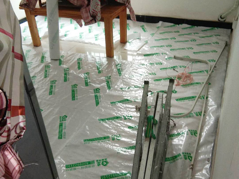 地面家具成品保護(hù)：1、墻地面瓷磚，在鋪貼未干固的情況下，不要急于勾縫，以免人為地造成瓷磚松動(dòng)、高低不平，影響施工效果。 　　2、地面瓷磚干固前，不要在上面走動(dòng)、堆放雜物，以免造成瓷磚松動(dòng)、高低不平。 　　3、地面瓷磚鋪貼完后，最好使用成品保護(hù)膜覆蓋磚面，既可以防止裝修時(shí)的沙子磨傷地面，同時(shí)也能有效地防止油漆涂料等有色液體滴落磚面，造成地面污染。 　　4、做好浴缸、面盆的保護(hù) 　　衛(wèi)生間浴缸、面盆的安裝一般都在早期進(jìn)行，在后期施工中，這些設(shè)施難免會(huì)被大量粉塵、小水泥渣等異物污染。