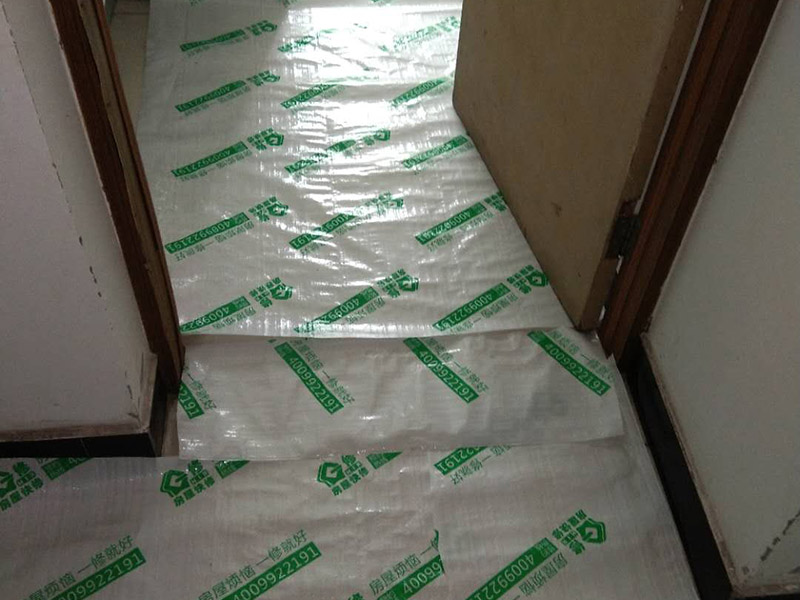 地面家具成品保護(hù)：1、墻地面瓷磚，在鋪貼未干固的情況下，不要急于勾縫，以免人為地造成瓷磚松動(dòng)、高低不平，影響施工效果。 　　2、地面瓷磚干固前，不要在上面走動(dòng)、堆放雜物，以免造成瓷磚松動(dòng)、高低不平。 　　3、地面瓷磚鋪貼完后，最好使用成品保護(hù)膜覆蓋磚面，既可以防止裝修時(shí)的沙子磨傷地面，同時(shí)也能有效地防止油漆涂料等有色液體滴落磚面，造成地面污染。 　　4、做好浴缸、面盆的保護(hù) 　　衛(wèi)生間浴缸、面盆的安裝一般都在早期進(jìn)行，在后期施工中，這些設(shè)施難免會(huì)被大量粉塵、小水泥渣等異物污染。