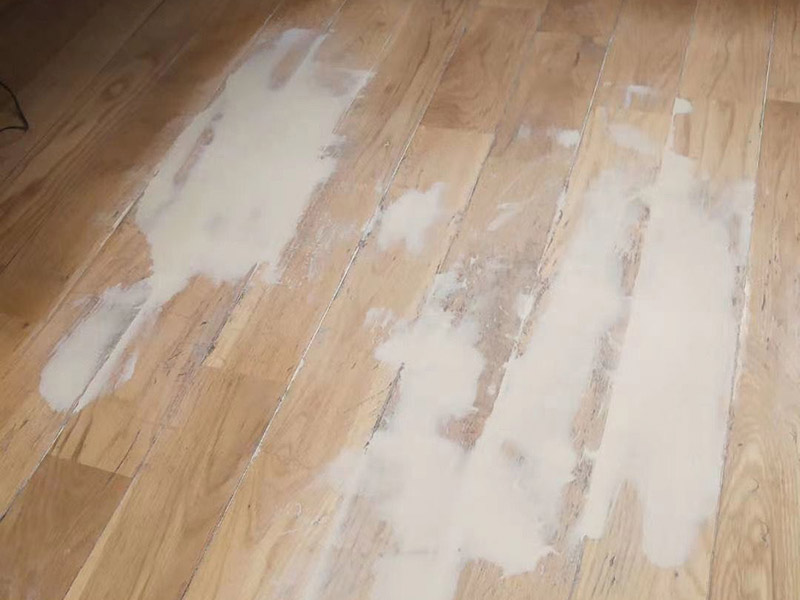 地板局部修復(fù):如果局部破損嚴(yán)重則需要先將需更換的地板破壞掉，然后徹底取出。 （1）先用工具將要更換的地板短邊處鑿出一個(gè)縫隙，再用鋸將需更換的地板表面鋸開(kāi)；然后將分成小片的地板取出，但一定要保證不破壞周?chē)牡匕澹?（2）然后將拆下的地板周?chē)哪z水清理干凈，并保證清理好的榫槽便于安裝，如果清理不徹底，接縫會(huì)不平或不嚴(yán)?？梢杂糜行麻绢^小片地板在接口上來(lái)回滑動(dòng)，找出殘留膠跡并清除，以保證修復(fù)后的地板美觀，同樣需要注意的是不要損壞周?chē)拈静郏?（3）接下來(lái)處理新地板，鋸掉新地板槽口一邊的下半部分并清理干凈整個(gè)榫槽，注意預(yù)留一些空間，因外涂抹膠水后會(huì)占用一定的空間； （4）最后將新地板安裝到需要替換的位置，將原四周地板榫頭涂滿(mǎn)膠水，并在新地板榫槽處也施上膠水，然后放在起下廢板塊的空隙處，先將長(zhǎng)邊榫舌與短邊榫舌的一角嵌入原四周地板的槽口邊，再用手按下槽口一邊，并墊木塊以專(zhuān)用工具輕輕砸入，注意安裝前先比一下長(zhǎng)度是否一致，如果新板長(zhǎng)了，可以修短一點(diǎn)，短了就只有拆裝整條地板了。