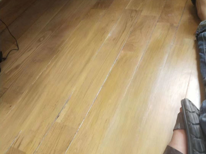 地板局部修復(fù):如果局部破損嚴(yán)重則需要先將需更換的地板破壞掉，然后徹底取出。 （1）先用工具將要更換的地板短邊處鑿出一個(gè)縫隙，再用鋸將需更換的地板表面鋸開(kāi)；然后將分成小片的地板取出，但一定要保證不破壞周?chē)牡匕澹?（2）然后將拆下的地板周?chē)哪z水清理干凈，并保證清理好的榫槽便于安裝，如果清理不徹底，接縫會(huì)不平或不嚴(yán)?？梢杂糜行麻绢^小片地板在接口上來(lái)回滑動(dòng)，找出殘留膠跡并清除，以保證修復(fù)后的地板美觀，同樣需要注意的是不要損壞周?chē)拈静郏?（3）接下來(lái)處理新地板，鋸掉新地板槽口一邊的下半部分并清理干凈整個(gè)榫槽，注意預(yù)留一些空間，因外涂抹膠水后會(huì)占用一定的空間； （4）最后將新地板安裝到需要替換的位置，將原四周地板榫頭涂滿(mǎn)膠水，并在新地板榫槽處也施上膠水，然后放在起下廢板塊的空隙處，先將長(zhǎng)邊榫舌與短邊榫舌的一角嵌入原四周地板的槽口邊，再用手按下槽口一邊，并墊木塊以專(zhuān)用工具輕輕砸入，注意安裝前先比一下長(zhǎng)度是否一致，如果新板長(zhǎng)了，可以修短一點(diǎn)，短了就只有拆裝整條地板了。