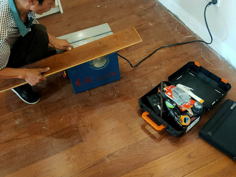 曲靖泥瓦工師傅哪里找先看久益一修官網(wǎng)裝修工人信息，在線直接聯(lián)系電話，曲靖泥瓦工在哪里找活先看久益一修曲靖招商加盟政策、免費(fèi)招商加盟扶持，曲靖泥瓦工多少錢一天訂單量穩(wěn)定的接單平臺(tái)月收入過2萬元；曲靖泥瓦工師傅接單區(qū)域覆蓋:麒麟?yún)^(qū)、沾益區(qū)、馬龍區(qū)等。  曲靖泥瓦工在哪里找活，曲靖泥瓦工師傅找活方式有加入曲靖裝修維修公司當(dāng)工人接單、加入曲靖裝修維修平臺(tái)副業(yè)接單、加盟裝修維修連鎖品牌自己當(dāng)老板、加入曲靖本地的裝修維修微信群QQ群攬活、泥瓦工師傅還可以通過網(wǎng)絡(luò)招聘平臺(tái)來找活等，找活方式有很多種的，收益也是各不相同，看你自己適合哪一種了。  曲靖泥瓦工多少錢一天，曲靖市區(qū)好手藝泥瓦工師傅、點(diǎn)工400元一天、包工500元多一天。但是現(xiàn)在曲靖裝修泥瓦工普遍面臨的是人多人地少的問題，裝修泥瓦工要有穩(wěn)定的收益需要有源源不斷的訂單工地施工才行，現(xiàn)在是互聯(lián)網(wǎng)時(shí)代，小編在此推薦泥瓦工師傅可以選擇加入訂單穩(wěn)定的平臺(tái)接單或是自己加盟裝修品牌創(chuàng)業(yè)。