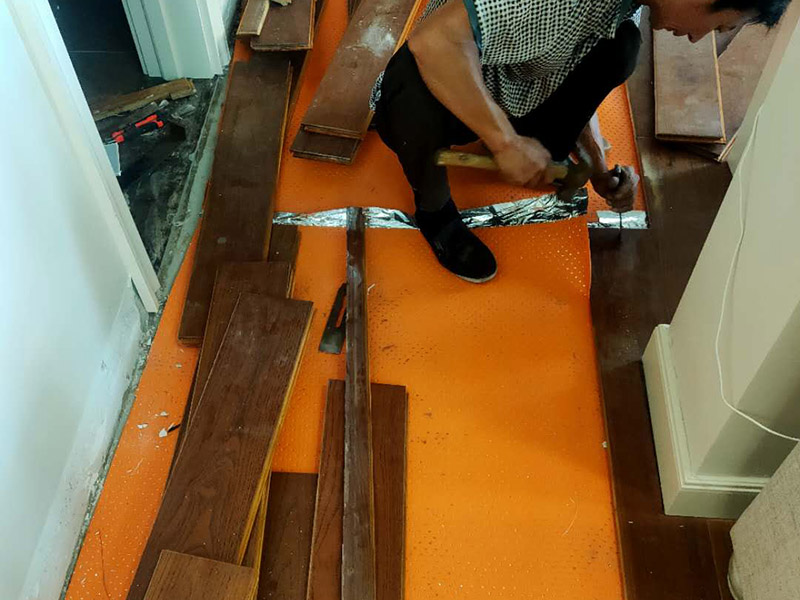 地板切割安裝：地板在拼裝時(shí)，在邊角部分要對(duì)地板進(jìn)行切割。切割前要先測(cè)量地面的大小，在地板上做好標(biāo)記，由于地板比較輕，需要用一只手固定，另一只手控制手提切割機(jī)。開(kāi)啟電源，沿著標(biāo)記好的痕跡進(jìn)行切割，去掉多余的部分。 首要要對(duì)每一邊進(jìn)行單獨(dú)測(cè)量，把大于所需要形狀的地板放置在鋪裝的位置上，比照切割大小，用角尺等工具將具體尺寸標(biāo)記在地板塊上;然后我們?cè)儆贸咦觼?lái)測(cè)量所需鋪設(shè)地板的位置的寬度，在地板塊上進(jìn)行標(biāo)記;接著使用標(biāo)尺畫(huà)切割線;最后我們使用切割機(jī)進(jìn)行切割，再按照正常的鋪裝方法進(jìn)行安裝。鋪裝完成以后的地板地面與墻體之間要保持一定的縫隙，一方面為給地板熱脹冷縮留下空余，另一方面為給安裝地腳線留下空余，地腳線會(huì)蓋住這個(gè)縫隙，因此不會(huì)影響美觀。