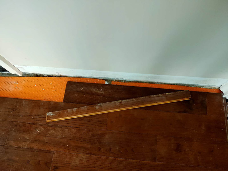 地板切割安裝：地板在拼裝時(shí)，在邊角部分要對(duì)地板進(jìn)行切割。切割前要先測(cè)量地面的大小，在地板上做好標(biāo)記，由于地板比較輕，需要用一只手固定，另一只手控制手提切割機(jī)。開(kāi)啟電源，沿著標(biāo)記好的痕跡進(jìn)行切割，去掉多余的部分。 首要要對(duì)每一邊進(jìn)行單獨(dú)測(cè)量，把大于所需要形狀的地板放置在鋪裝的位置上，比照切割大小，用角尺等工具將具體尺寸標(biāo)記在地板塊上;然后我們?cè)儆贸咦觼?lái)測(cè)量所需鋪設(shè)地板的位置的寬度，在地板塊上進(jìn)行標(biāo)記;接著使用標(biāo)尺畫(huà)切割線;最后我們使用切割機(jī)進(jìn)行切割，再按照正常的鋪裝方法進(jìn)行安裝。鋪裝完成以后的地板地面與墻體之間要保持一定的縫隙，一方面為給地板熱脹冷縮留下空余，另一方面為給安裝地腳線留下空余，地腳線會(huì)蓋住這個(gè)縫隙，因此不會(huì)影響美觀。