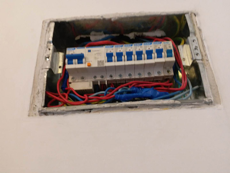 電路檢查維修:觀察。高手不僅看電路板的外觀，還常常積累一些電路組成，電路板年限，接口外設(shè)等經(jīng)驗(yàn)。有什么好處？維修中可以減少失誤，尤其在維修過程中各種方法都使完卻沒有發(fā)現(xiàn)故障時(shí)。詳細(xì)詢問設(shè)備管理人員該電路板的詳細(xì)情況，越詳細(xì)越好。建立大量的數(shù)據(jù)再做分析和測(cè)試，然后再確定。檢驗(yàn)是必須要做的工作，也是最花費(fèi)時(shí)間的工作。千萬(wàn)不要以剛維修過的經(jīng)驗(yàn)做論點(diǎn)先入為主，更不可有些似似而非的觀點(diǎn)留下來。