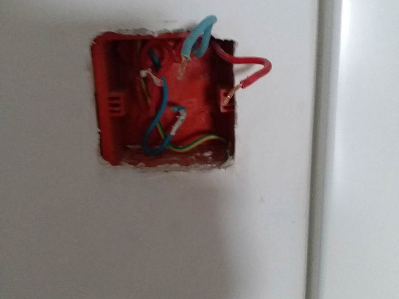 電路檢查維修:觀察。高手不僅看電路板的外觀，還常常積累一些電路組成，電路板年限，接口外設(shè)等經(jīng)驗(yàn)。有什么好處？維修中可以減少失誤，尤其在維修過程中各種方法都使完卻沒有發(fā)現(xiàn)故障時(shí)。詳細(xì)詢問設(shè)備管理人員該電路板的詳細(xì)情況，越詳細(xì)越好。建立大量的數(shù)據(jù)再做分析和測(cè)試，然后再確定。檢驗(yàn)是必須要做的工作，也是最花費(fèi)時(shí)間的工作。千萬(wàn)不要以剛維修過的經(jīng)驗(yàn)做論點(diǎn)先入為主，更不可有些似似而非的觀點(diǎn)留下來。