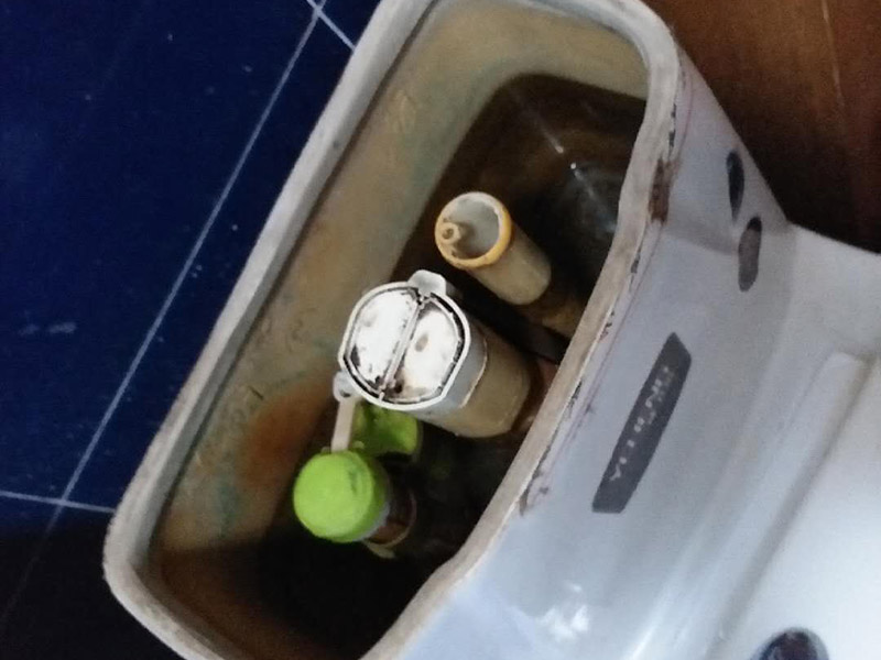 更換馬桶水閥：首先，我們要測(cè)量馬桶內(nèi)壁的高度、排水孔直徑、進(jìn)水孔直徑，以確定買(mǎi)到合適尺寸的馬桶沖水閥。更換馬桶沖水閥前，應(yīng)該先取下排水套件的上半部分，露出進(jìn)水出水按鈕和組件，便于我們安裝更換。我們要找到排水套件下半部分的螺絲，確保它能露出來(lái)，然后要用工具把螺絲擰松，將最下方一字形的鐵片拿到水箱外部，并和水閥底部放正，與排水孔同心。把鐵片弄成適合的角度，擰好螺絲。提上浮子，水止住了就證明修好了。原來(lái)在馬桶中，內(nèi)浮子提上來(lái)水也止不住的。