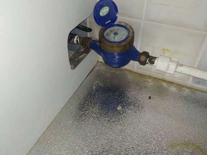 管道角閥漏水維修：1.關(guān)閉總水閥,用活動扳手擰下角閥,查看接口。
2.查看角閥接口金屬邊緣是否破損,如果破損需要更換整只角閥。
3.查看角閥接口上的軟管內(nèi)墊片破損情況。
4.無明顯破損,沖洗軟管接口上的雜質(zhì),纏上生料帶重新裝回。
5.破損嚴重需要更換接口墊片,纏生料帶裝回。