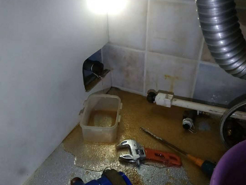 管道角閥漏水維修：1.關(guān)閉總水閥,用活動扳手擰下角閥,查看接口。
2.查看角閥接口金屬邊緣是否破損,如果破損需要更換整只角閥。
3.查看角閥接口上的軟管內(nèi)墊片破損情況。
4.無明顯破損,沖洗軟管接口上的雜質(zhì),纏上生料帶重新裝回。
5.破損嚴重需要更換接口墊片,纏生料帶裝回。