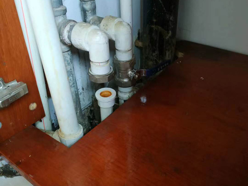 管道角閥漏水維修：1.關(guān)閉總水閥,用活動扳手擰下角閥,查看接口。
2.查看角閥接口金屬邊緣是否破損,如果破損需要更換整只角閥。
3.查看角閥接口上的軟管內(nèi)墊片破損情況。
4.無明顯破損,沖洗軟管接口上的雜質(zhì),纏上生料帶重新裝回。
5.破損嚴重需要更換接口墊片,纏生料帶裝回。