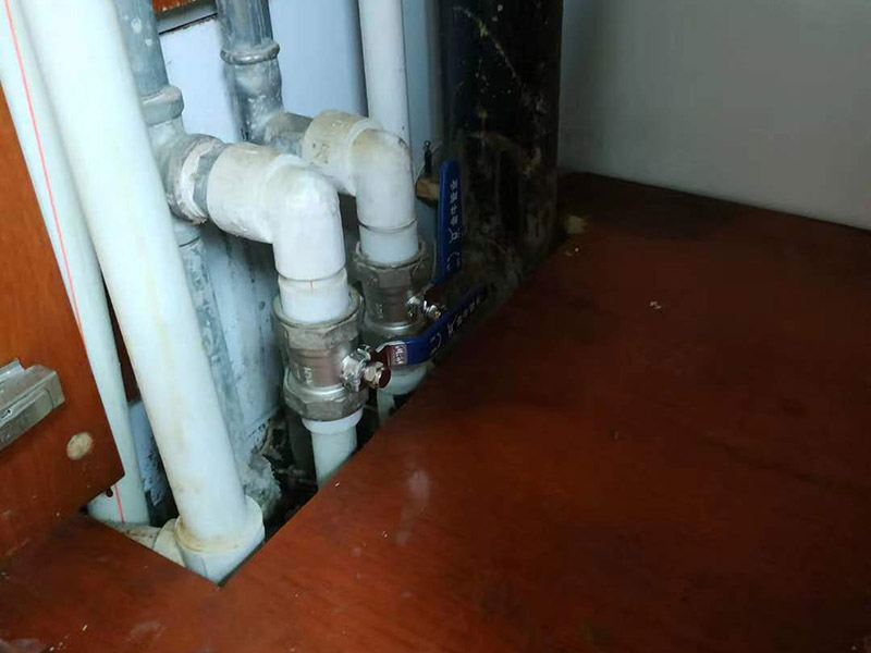 管道角閥漏水維修：1.關(guān)閉總水閥,用活動扳手擰下角閥,查看接口。
2.查看角閥接口金屬邊緣是否破損,如果破損需要更換整只角閥。
3.查看角閥接口上的軟管內(nèi)墊片破損情況。
4.無明顯破損,沖洗軟管接口上的雜質(zhì),纏上生料帶重新裝回。
5.破損嚴重需要更換接口墊片,纏生料帶裝回。