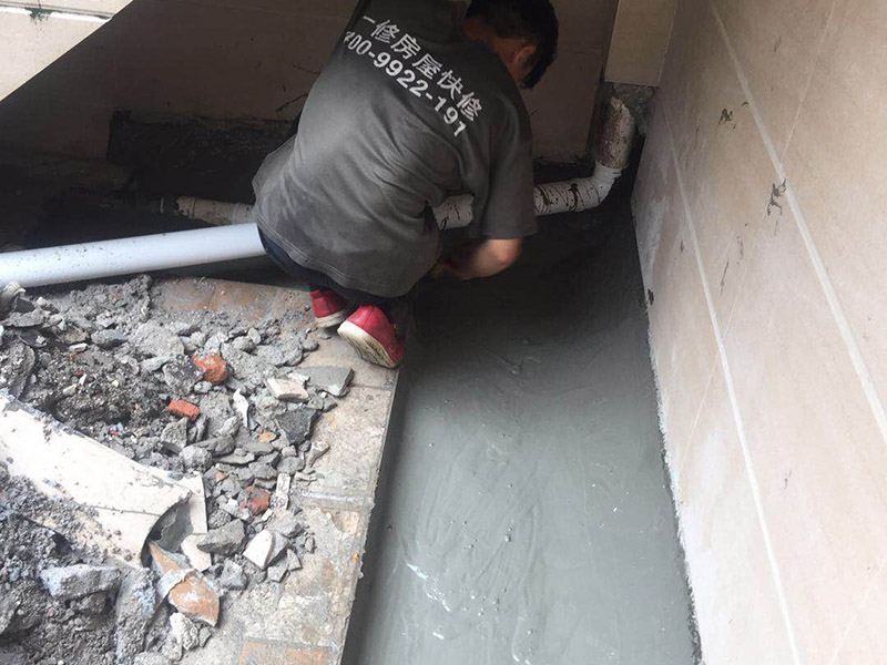 露臺(tái)防水維修：1、在露臺(tái)防水施工過(guò)程中應(yīng)當(dāng)使用相應(yīng)的涂膜防水材料，而且所使用的防水材料應(yīng)當(dāng)符合于國(guó)家的相關(guān)規(guī)定，并且具有商品相應(yīng)的合格證書(shū);在進(jìn)行露臺(tái)防水材料的施工過(guò)程中，其表面應(yīng)當(dāng)保持平坦，不可以有空鼓及開(kāi)裂等現(xiàn)象，其底層的含水率同時(shí)也需要達(dá)到標(biāo)準(zhǔn)。  2、對(duì)于防水層的設(shè)計(jì)應(yīng)當(dāng)從地面一直延伸到墻面，在露臺(tái)防水材料的施工過(guò)程中應(yīng)當(dāng)與順流水方向搭接，可以采用兩層以上的玻纖布來(lái)進(jìn)行上下的搭接；再者就是保護(hù)層的水泥砂漿的厚度與強(qiáng)度也必須符合規(guī)定，在施工過(guò)程中嚴(yán)禁損壞防水層，而且要做好排水的疏通工作，不可以有積水倒坡的情況。