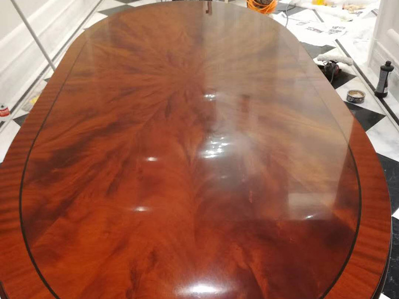 家具翻新打蠟：首先要去除家具表面的灰塵，在打掃灰塵時(shí)，一定要用兩塊潔凈的棉布，一是潤(rùn)濕的，二是干的。先用潤(rùn)濕的棉布將其表面干凈，再用干的棉布將那些水漬擦干?；覊m一定要弄干凈，不然在上蠟時(shí)，有灰塵會(huì)加大棉布與木質(zhì)家具之間的摩擦，將其表面損壞。 木制家具若是以前上過(guò)蠟的，先將原蠟去除。在去除時(shí)一定要小心，應(yīng)該用用溫性的清潔劑或者淡淡的非堿性肥皂水，將表面擦拭干凈，尤其要注意家具的一些縫隙要講它們的灰塵處理干凈，還有一些表面有一點(diǎn)損壞的，一定要小心再小心的處理，不然再次上蠟后會(huì)影響他的光澤度。 在處理木制家具的原蠟后，就該將家具表面重新上蠟了，先將準(zhǔn)備好的蠟涂在潔凈的棉布上，注意蠟的用量，以免用量過(guò)多，導(dǎo)致蠟在木制家具的表面涂抹不勻。然后將涂有蠟的棉布順著木材的紋理方向給家具上蠟，上蠟時(shí)，要掌握由淺入深、由點(diǎn)及面的原則，循序漸進(jìn)，均勻上蠟。等到把蠟全部上好就可以了。