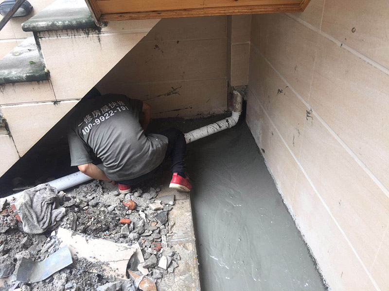 露臺(tái)防水維修：1、在露臺(tái)防水施工過(guò)程中應(yīng)當(dāng)使用相應(yīng)的涂膜防水材料，而且所使用的防水材料應(yīng)當(dāng)符合于國(guó)家的相關(guān)規(guī)定，并且具有商品相應(yīng)的合格證書(shū);在進(jìn)行露臺(tái)防水材料的施工過(guò)程中，其表面應(yīng)當(dāng)保持平坦，不可以有空鼓及開(kāi)裂等現(xiàn)象，其底層的含水率同時(shí)也需要達(dá)到標(biāo)準(zhǔn)。  2、對(duì)于防水層的設(shè)計(jì)應(yīng)當(dāng)從地面一直延伸到墻面，在露臺(tái)防水材料的施工過(guò)程中應(yīng)當(dāng)與順流水方向搭接，可以采用兩層以上的玻纖布來(lái)進(jìn)行上下的搭接；再者就是保護(hù)層的水泥砂漿的厚度與強(qiáng)度也必須符合規(guī)定，在施工過(guò)程中嚴(yán)禁損壞防水層，而且要做好排水的疏通工作，不可以有積水倒坡的情況。