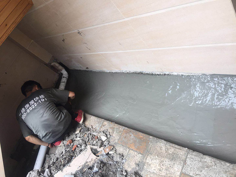 露臺(tái)防水維修：1、在露臺(tái)防水施工過(guò)程中應(yīng)當(dāng)使用相應(yīng)的涂膜防水材料，而且所使用的防水材料應(yīng)當(dāng)符合于國(guó)家的相關(guān)規(guī)定，并且具有商品相應(yīng)的合格證書(shū);在進(jìn)行露臺(tái)防水材料的施工過(guò)程中，其表面應(yīng)當(dāng)保持平坦，不可以有空鼓及開(kāi)裂等現(xiàn)象，其底層的含水率同時(shí)也需要達(dá)到標(biāo)準(zhǔn)。  2、對(duì)于防水層的設(shè)計(jì)應(yīng)當(dāng)從地面一直延伸到墻面，在露臺(tái)防水材料的施工過(guò)程中應(yīng)當(dāng)與順流水方向搭接，可以采用兩層以上的玻纖布來(lái)進(jìn)行上下的搭接；再者就是保護(hù)層的水泥砂漿的厚度與強(qiáng)度也必須符合規(guī)定，在施工過(guò)程中嚴(yán)禁損壞防水層，而且要做好排水的疏通工作，不可以有積水倒坡的情況。