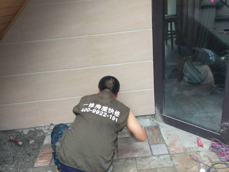 露臺瓷磚鋪貼:地面磚鋪貼前應(yīng)浸水潤濕。鋪貼前應(yīng)進行對色、拼花、應(yīng)根據(jù)設(shè)計要求確定結(jié)合層砂漿厚度,拉十字線控制其厚度和石材、地磚平整度。結(jié)合層砂漿宜采用體積干硬性水泥砂漿,厚度宜高出實鋪厚度2&mdash;3毫米。鋪貼前應(yīng)在水泥砂漿上刷一道素水泥漿。石材、地面磚鋪貼時保持水平就位,用橡皮錘輕擊使其與砂漿粘結(jié)緊密,同時調(diào)整其表面平整度及縫寬。鋪貼后應(yīng)及時清理表面,24小時后勾縫。