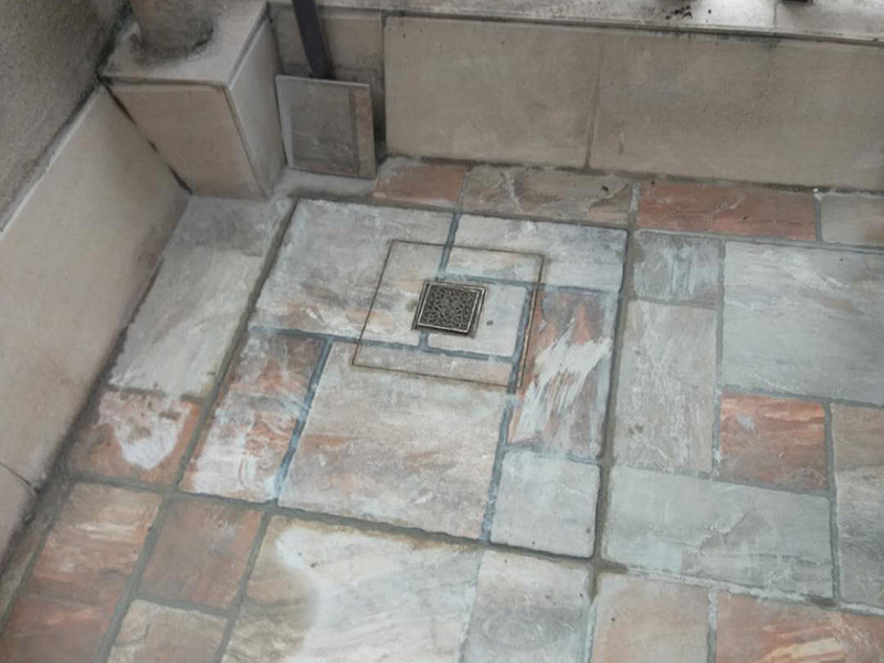 露臺瓷磚鋪貼:地面磚鋪貼前應(yīng)浸水潤濕。鋪貼前應(yīng)進行對色、拼花、應(yīng)根據(jù)設(shè)計要求確定結(jié)合層砂漿厚度,拉十字線控制其厚度和石材、地磚平整度。結(jié)合層砂漿宜采用體積干硬性水泥砂漿,厚度宜高出實鋪厚度2&mdash;3毫米。鋪貼前應(yīng)在水泥砂漿上刷一道素水泥漿。石材、地面磚鋪貼時保持水平就位,用橡皮錘輕擊使其與砂漿粘結(jié)緊密,同時調(diào)整其表面平整度及縫寬。鋪貼后應(yīng)及時清理表面,24小時后勾縫。