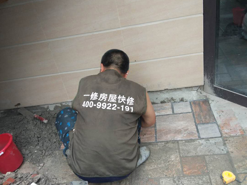 露臺瓷磚鋪貼:地面磚鋪貼前應(yīng)浸水潤濕。鋪貼前應(yīng)進行對色、拼花、應(yīng)根據(jù)設(shè)計要求確定結(jié)合層砂漿厚度,拉十字線控制其厚度和石材、地磚平整度。結(jié)合層砂漿宜采用體積干硬性水泥砂漿,厚度宜高出實鋪厚度2&mdash;3毫米。鋪貼前應(yīng)在水泥砂漿上刷一道素水泥漿。石材、地面磚鋪貼時保持水平就位,用橡皮錘輕擊使其與砂漿粘結(jié)緊密,同時調(diào)整其表面平整度及縫寬。鋪貼后應(yīng)及時清理表面,24小時后勾縫。