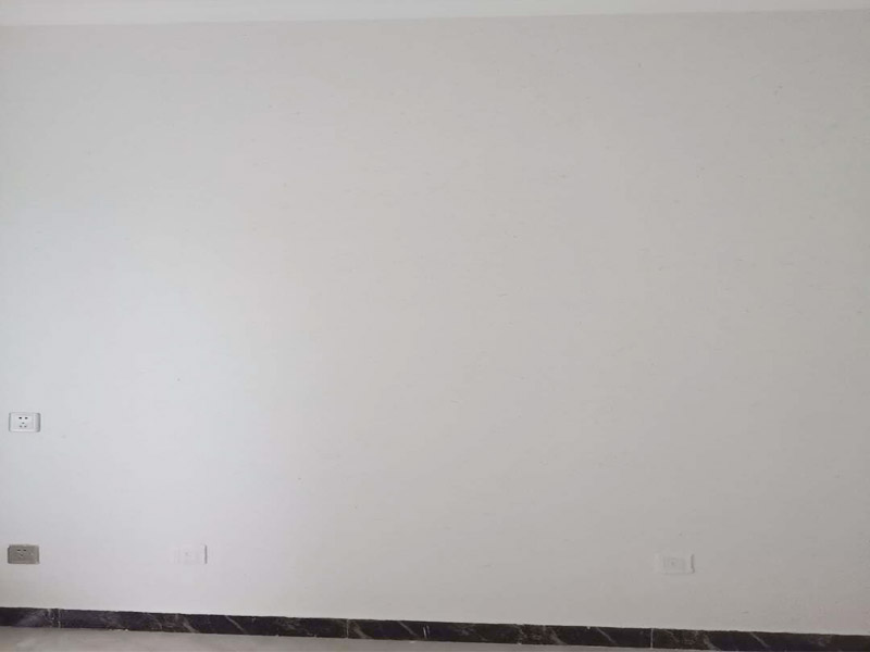 墻面硅藻泥維修： 1. 一般墻面基底材料為水泥、木工板、石膏板等，如其基底材料為同一種物質(zhì)，可按做墻面乳膠漆所需要的要求進(jìn)行上膩?zhàn)?，打磨平整就可?　 　2.如基底材料為同一物質(zhì)，但有接縫的，可以用網(wǎng)格布先貼上接縫再處理（考慮到熱脹冷縮，所以細(xì)縫不必要填充滿），再進(jìn)行上膩?zhàn)?，打磨平整?　 　3.如基底材料為不同材料（如水泥墻和木工板墻拼接，水泥墻和石膏板墻拼接，木工板墻和石膏板墻拼接等），接縫處理就要用的確良布或無紡布，加白膠進(jìn)行處理。