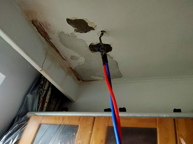 頂面墻面反水固化：1、表面處理：剛施工好的地面不要立馬涂地坪漆，地面灰塵、污漬要清理干凈；2、噴涂環(huán)氧封閉底涂料：如果地坪標(biāo)間有間隙，較為粗糙，要對(duì)地坪表面處理干凈再進(jìn)行涂抹；3、地坪漆配置：在地坪漆加入稀釋劑，使它滲透到地面內(nèi)層、增加防透性。