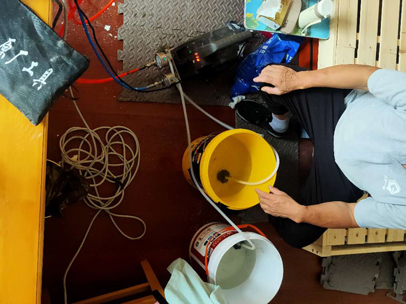 頂面墻面反水固化：1、表面處理：剛施工好的地面不要立馬涂地坪漆，地面灰塵、污漬要清理干凈；2、噴涂環(huán)氧封閉底涂料：如果地坪標(biāo)間有間隙，較為粗糙，要對(duì)地坪表面處理干凈再進(jìn)行涂抹；3、地坪漆配置：在地坪漆加入稀釋劑，使它滲透到地面內(nèi)層、增加防透性。