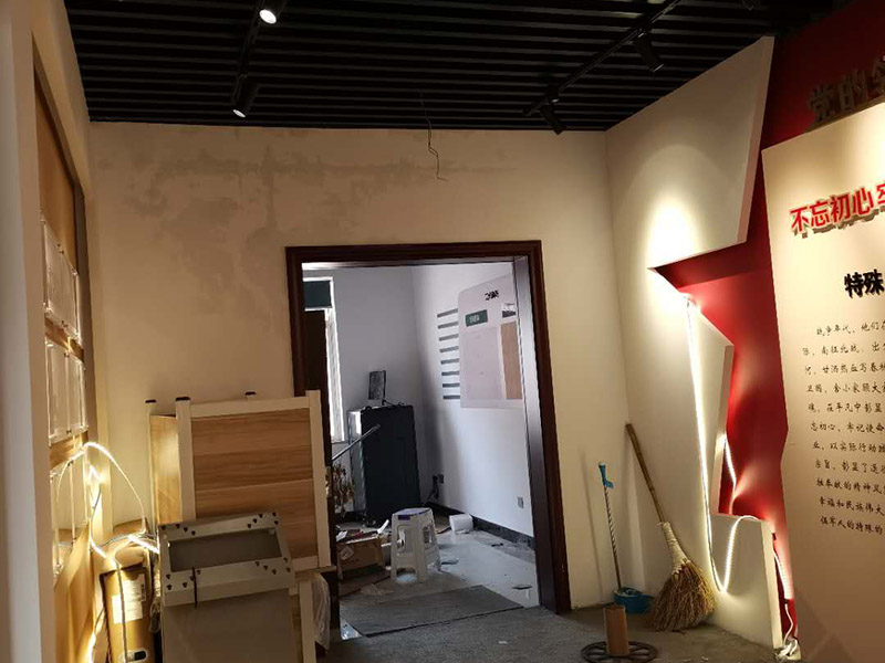 公司企業(yè)墻電路改造:用電需求進(jìn)行定位，完成定位之后，師傅會(huì)按照定位和電路走向，進(jìn)行開(kāi)槽布線，開(kāi)的槽要橫平豎直，這樣才是規(guī)范的做法。布線都是使用線管進(jìn)行暗埋，有PVC和冷彎管兩種，冷彎管彎曲效果很好，不會(huì)斷裂，是布線不錯(cuò)的選擇，它的轉(zhuǎn)角有一定弧度，線可以隨便更換，不需要開(kāi)墻。如果選擇冷彎管的話，需要借助彎管工具，弧度是線管直徑的十倍，這樣穿線或拆線，才能暢通無(wú)阻。 (1)強(qiáng)弱電之間的距離是30-50公分，避免受到干擾，影響正常使用，甚至不安全，強(qiáng)弱電不可以在同一根管內(nèi)。 (2)管子里面的導(dǎo)線總截面面積，要比保護(hù)管截面面積小百分之四十，比如：二十的管內(nèi)最多可以穿四根2.5平方的電線。 (3)如果線管需要連接，肯定要使用接頭，接頭和管子要用膠粘牢固。線管在地面的話，需要進(jìn)行保護(hù)，預(yù)防被踩裂，影響后期檢修。