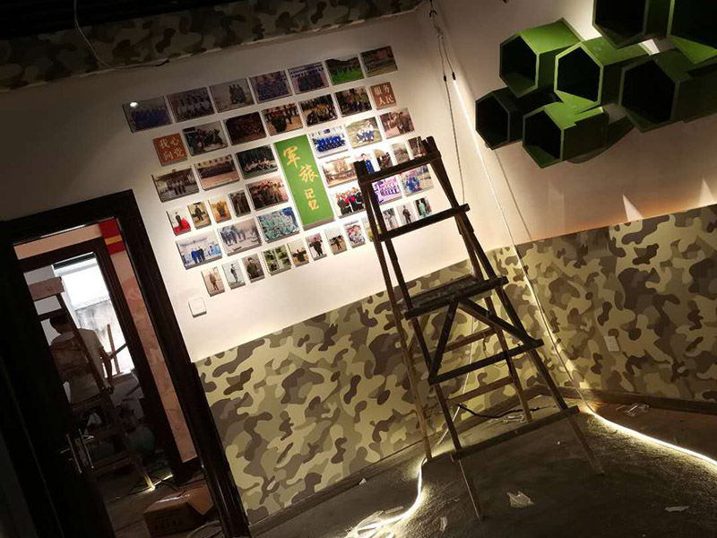 公司企業(yè)墻電路改造:用電需求進(jìn)行定位，完成定位之后，師傅會(huì)按照定位和電路走向，進(jìn)行開(kāi)槽布線，開(kāi)的槽要橫平豎直，這樣才是規(guī)范的做法。布線都是使用線管進(jìn)行暗埋，有PVC和冷彎管兩種，冷彎管彎曲效果很好，不會(huì)斷裂，是布線不錯(cuò)的選擇，它的轉(zhuǎn)角有一定弧度，線可以隨便更換，不需要開(kāi)墻。如果選擇冷彎管的話，需要借助彎管工具，弧度是線管直徑的十倍，這樣穿線或拆線，才能暢通無(wú)阻。 (1)強(qiáng)弱電之間的距離是30-50公分，避免受到干擾，影響正常使用，甚至不安全，強(qiáng)弱電不可以在同一根管內(nèi)。 (2)管子里面的導(dǎo)線總截面面積，要比保護(hù)管截面面積小百分之四十，比如：二十的管內(nèi)最多可以穿四根2.5平方的電線。 (3)如果線管需要連接，肯定要使用接頭，接頭和管子要用膠粘牢固。線管在地面的話，需要進(jìn)行保護(hù)，預(yù)防被踩裂，影響后期檢修。