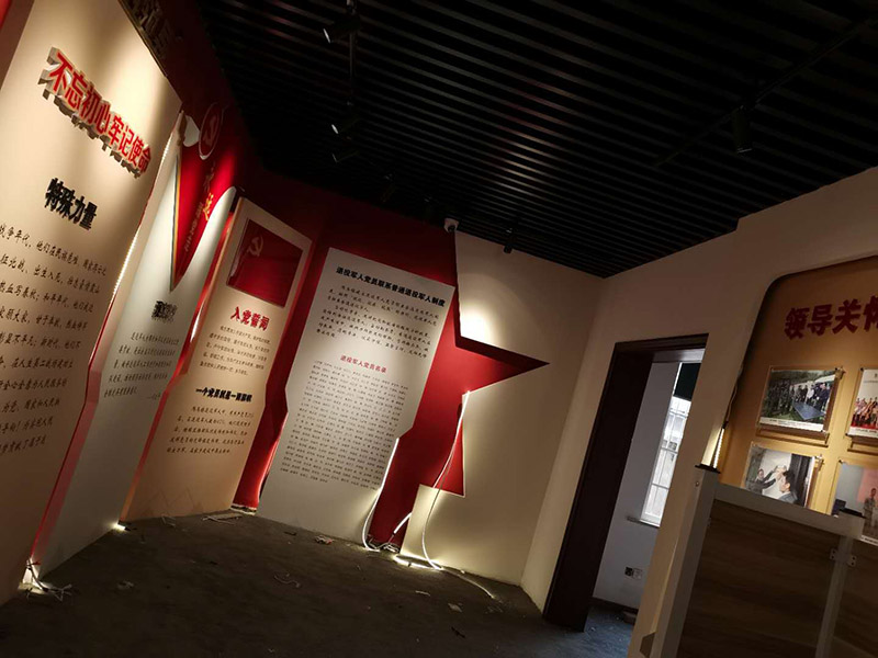 公司企業(yè)墻電路改造:用電需求進(jìn)行定位，完成定位之后，師傅會(huì)按照定位和電路走向，進(jìn)行開(kāi)槽布線，開(kāi)的槽要橫平豎直，這樣才是規(guī)范的做法。布線都是使用線管進(jìn)行暗埋，有PVC和冷彎管兩種，冷彎管彎曲效果很好，不會(huì)斷裂，是布線不錯(cuò)的選擇，它的轉(zhuǎn)角有一定弧度，線可以隨便更換，不需要開(kāi)墻。如果選擇冷彎管的話，需要借助彎管工具，弧度是線管直徑的十倍，這樣穿線或拆線，才能暢通無(wú)阻。 (1)強(qiáng)弱電之間的距離是30-50公分，避免受到干擾，影響正常使用，甚至不安全，強(qiáng)弱電不可以在同一根管內(nèi)。 (2)管子里面的導(dǎo)線總截面面積，要比保護(hù)管截面面積小百分之四十，比如：二十的管內(nèi)最多可以穿四根2.5平方的電線。 (3)如果線管需要連接，肯定要使用接頭，接頭和管子要用膠粘牢固。線管在地面的話，需要進(jìn)行保護(hù)，預(yù)防被踩裂，影響后期檢修。