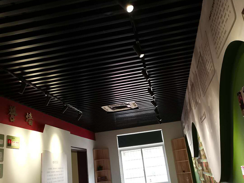 公司企業(yè)墻電路改造:用電需求進(jìn)行定位，完成定位之后，師傅會(huì)按照定位和電路走向，進(jìn)行開(kāi)槽布線，開(kāi)的槽要橫平豎直，這樣才是規(guī)范的做法。布線都是使用線管進(jìn)行暗埋，有PVC和冷彎管兩種，冷彎管彎曲效果很好，不會(huì)斷裂，是布線不錯(cuò)的選擇，它的轉(zhuǎn)角有一定弧度，線可以隨便更換，不需要開(kāi)墻。如果選擇冷彎管的話，需要借助彎管工具，弧度是線管直徑的十倍，這樣穿線或拆線，才能暢通無(wú)阻。 (1)強(qiáng)弱電之間的距離是30-50公分，避免受到干擾，影響正常使用，甚至不安全，強(qiáng)弱電不可以在同一根管內(nèi)。 (2)管子里面的導(dǎo)線總截面面積，要比保護(hù)管截面面積小百分之四十，比如：二十的管內(nèi)最多可以穿四根2.5平方的電線。 (3)如果線管需要連接，肯定要使用接頭，接頭和管子要用膠粘牢固。線管在地面的話，需要進(jìn)行保護(hù)，預(yù)防被踩裂，影響后期檢修。