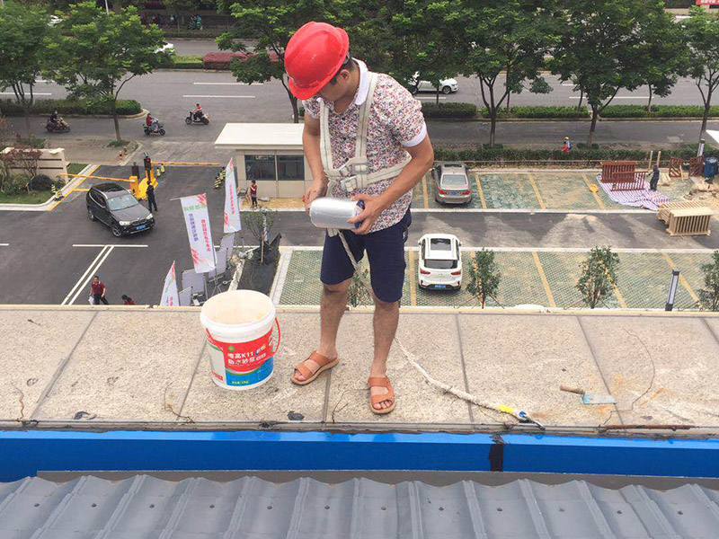 屋頂天溝漏水維修：由于外界環(huán)境因素的影響，特別是溫差變化，天溝、檐溝會(huì)發(fā)生范圍內(nèi)結(jié)構(gòu)變形，如果與屋面結(jié)構(gòu)層的變形不同步，就容易產(chǎn)生裂縫，加上防水構(gòu)造設(shè)計(jì)不合理或施工管理不善，就會(huì)造成堵塞現(xiàn)象，形成溝內(nèi)積水，而天溝中的積水排不出去就會(huì)反向溢水流向室內(nèi)，滲漏問題由此而來。 天溝、檐溝是雨水的必經(jīng)之處，必須要做好附加增強(qiáng)層的處理。一般選用瀝青基防水卷材、高聚物改性瀝青防水卷材或合成高分子防水卷材。采用瀝青基防水卷材時(shí)，要多鋪一層防水卷材；采用高聚物改性瀝青防水卷材或合成高分子防水卷材時(shí)，要設(shè)置防水涂膜附加層。 沿水落口杯周圍預(yù)留0.2cm x0.2cm的凹槽，要用防水密封材料填嵌密實(shí)，經(jīng)閉水不漏為合格。溝底排水坡度要達(dá)到1%的規(guī)定；天溝和檐溝底中的轉(zhuǎn)角處都要抹成圓弧，圓弧半徑為1cm。