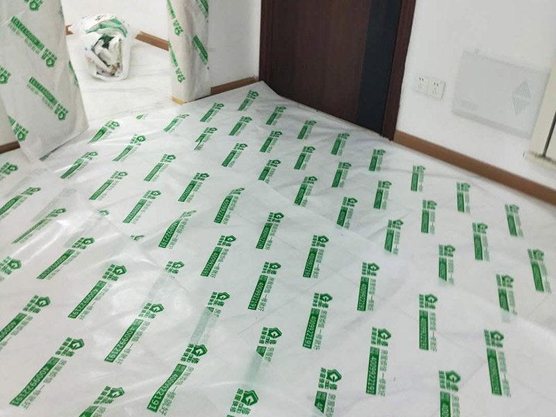 衛(wèi)生間翻新裝潢：其實(shí)衛(wèi)生間翻新最主要的目的，就是要更換水電，尤其是那些隱蔽性極強(qiáng)，一般埋在地下或墻壁內(nèi)的。在進(jìn)行翻新的時(shí)候，最好一并更換，不管有沒(méi)有問(wèn)題，這樣都能給日后的生活帶來(lái)保障。更換完水電之后，就可以進(jìn)行瓷磚的鋪貼了。不管是地面還是墻面，都是一個(gè)比較大的工程。在衛(wèi)生間翻新前先找平地面和墻面，清楚所有雜物。然后先對(duì)墻面進(jìn)行鋪設(shè)，墻面一般多是小塊的瓷磚比較好施工。地面就要注意一些了，需要設(shè)置輔助線來(lái)進(jìn)行施工，還要注意下水管等地方，這些地方都需要低于地面高度的哦！最后就是防水的問(wèn)題了，防水是衛(wèi)生間翻新過(guò)程中，非常需要重視的問(wèn)題。在施工前最好購(gòu)買(mǎi)好一些的防水涂料，這樣施工效果更好，而且使用壽命更久，幾年內(nèi)不會(huì)出現(xiàn)問(wèn)題。值得注意的是，很多人在做防水的時(shí)候，都會(huì)忽略墻面的防水，其實(shí)墻面也需要做好防水哦！有時(shí)候會(huì)產(chǎn)生水蒸氣附著在墻面，也是會(huì)對(duì)墻面造成損害的！