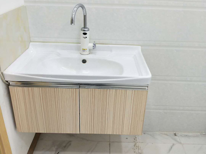 衛(wèi)生間翻新裝潢：其實(shí)衛(wèi)生間翻新最主要的目的，就是要更換水電，尤其是那些隱蔽性極強(qiáng)，一般埋在地下或墻壁內(nèi)的。在進(jìn)行翻新的時(shí)候，最好一并更換，不管有沒(méi)有問(wèn)題，這樣都能給日后的生活帶來(lái)保障。更換完水電之后，就可以進(jìn)行瓷磚的鋪貼了。不管是地面還是墻面，都是一個(gè)比較大的工程。在衛(wèi)生間翻新前先找平地面和墻面，清楚所有雜物。然后先對(duì)墻面進(jìn)行鋪設(shè)，墻面一般多是小塊的瓷磚比較好施工。地面就要注意一些了，需要設(shè)置輔助線來(lái)進(jìn)行施工，還要注意下水管等地方，這些地方都需要低于地面高度的哦！最后就是防水的問(wèn)題了，防水是衛(wèi)生間翻新過(guò)程中，非常需要重視的問(wèn)題。在施工前最好購(gòu)買(mǎi)好一些的防水涂料，這樣施工效果更好，而且使用壽命更久，幾年內(nèi)不會(huì)出現(xiàn)問(wèn)題。值得注意的是，很多人在做防水的時(shí)候，都會(huì)忽略墻面的防水，其實(shí)墻面也需要做好防水哦！有時(shí)候會(huì)產(chǎn)生水蒸氣附著在墻面，也是會(huì)對(duì)墻面造成損害的！