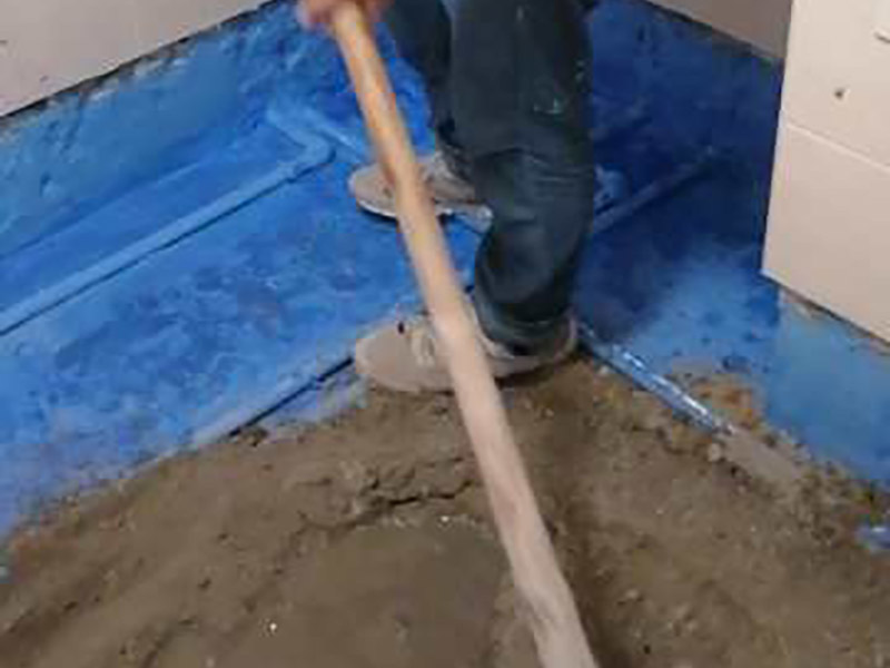 衛(wèi)生間地面回填:回填衛(wèi)生間可bai以用一些輕質(zhì)磚du和水泥沙子就可以，另外現(xiàn)在很多的人會選zhi用陶粒，dao雖然陶粒成本比較高，但是對于承重和吸水相對來說是比較好的。另外在回填以后需要做一些結(jié)構(gòu)面的防水處理，那就是排污管定位后要用水泥砂漿固定，這樣在回填做防水處理是比較合適的。