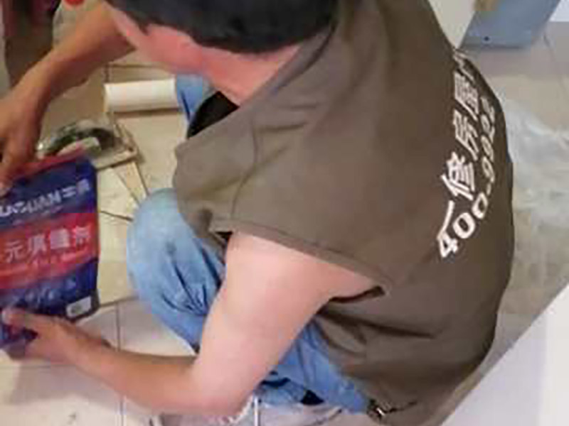 衛(wèi)生間地面回填:回填衛(wèi)生間可bai以用一些輕質(zhì)磚du和水泥沙子就可以，另外現(xiàn)在很多的人會選zhi用陶粒，dao雖然陶粒成本比較高，但是對于承重和吸水相對來說是比較好的。另外在回填以后需要做一些結(jié)構(gòu)面的防水處理，那就是排污管定位后要用水泥砂漿固定，這樣在回填做防水處理是比較合適的。